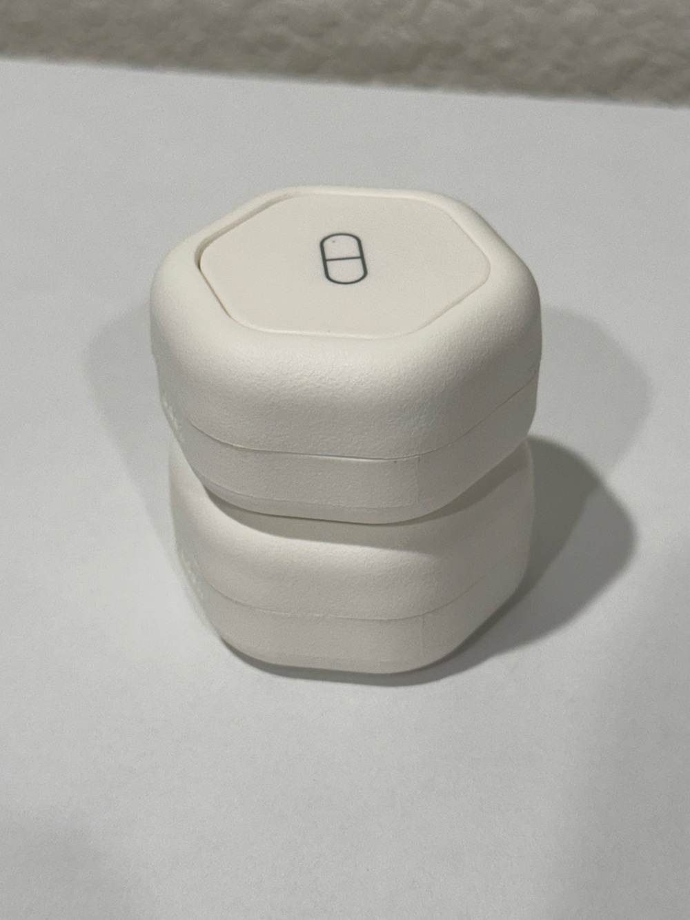 Cadence Small Magnetic Capsule in Snow